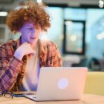 Homem criando formulário online